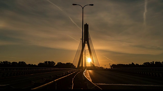 太阳在Świętokrzyski桥上升起的时间流逝视频素材