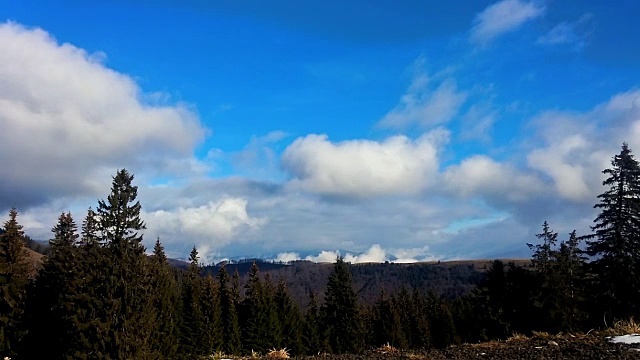 秋天山脊上美丽的延时云视频素材