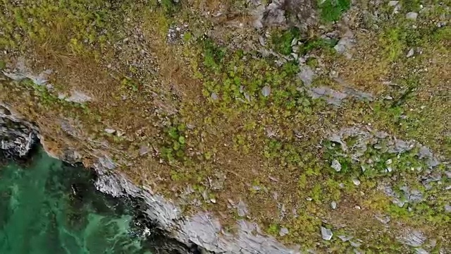 海滩与岩石美丽的岛屿在俯视图，摄影小车相机由无人机。视频素材