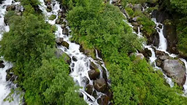 在下雨的天气，从无人机俯瞰挪威山区的瀑布视频素材