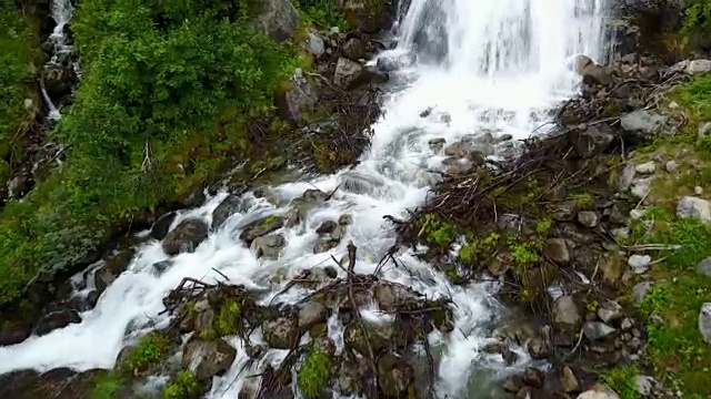 在下雨的天气，从无人机俯瞰挪威山区的瀑布视频素材