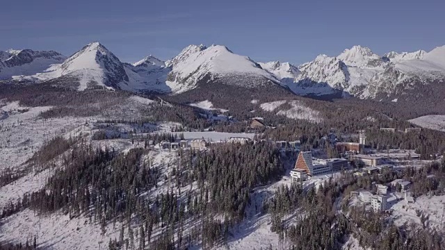 斯特布斯克普莱索度假村的鸟瞰图在高塔特拉斯山，斯洛伐克。原始的原始日志格式。视频素材