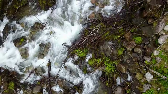 在下雨的天气，从无人机俯瞰挪威山区的瀑布视频素材