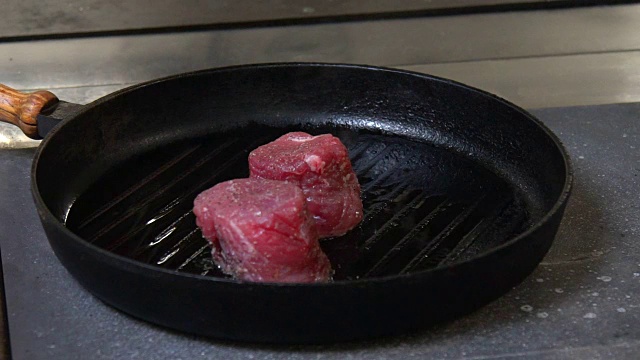 食物餐厅烹饪饭菜厨师厨师炸肉视频素材