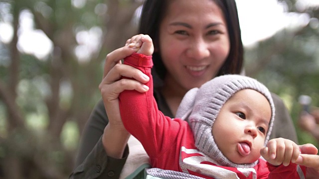 SLO MO妈妈和她的孩子视频素材