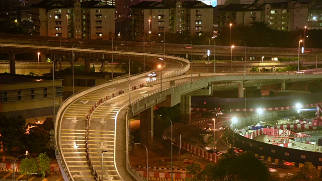 在马来西亚吉隆坡，繁忙的夜晚和路边的扩建工程视频素材