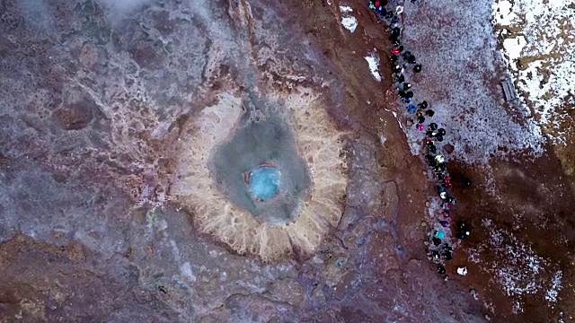 在冰岛的Geysir温泉在冬季喷发的Strokkur间歇泉视频素材