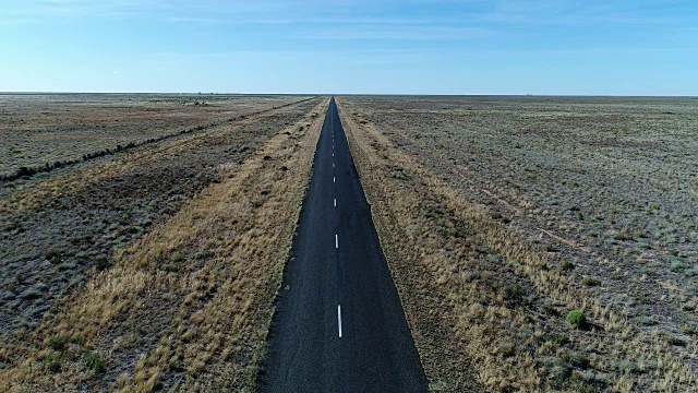 在沙漠中沿着公路飞行视频素材