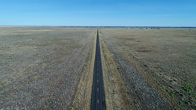 在沙漠中沿着公路飞行视频素材