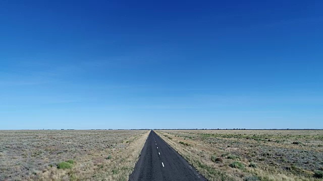 航拍沿着公路飞行视频素材