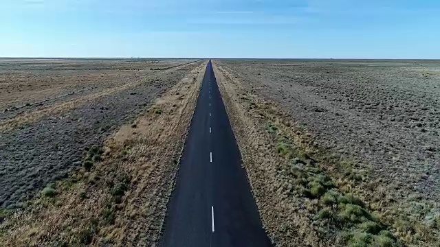 在沙漠中沿着公路飞行视频素材