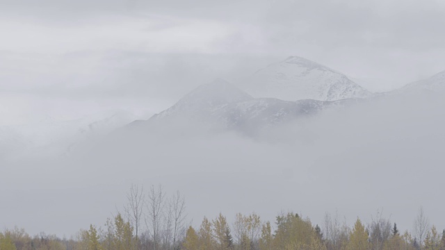 雪山被云覆盖的完整镜头视频素材