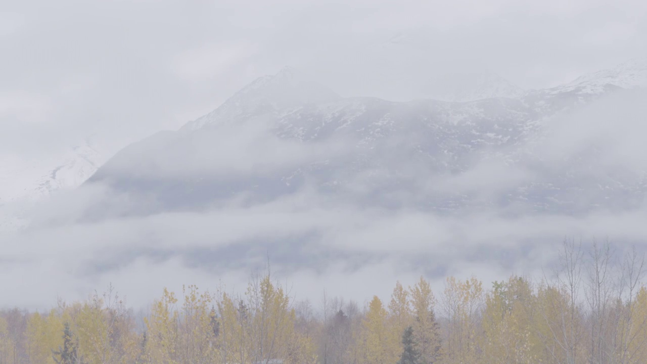 雪山和移动的云的时间流逝视频素材