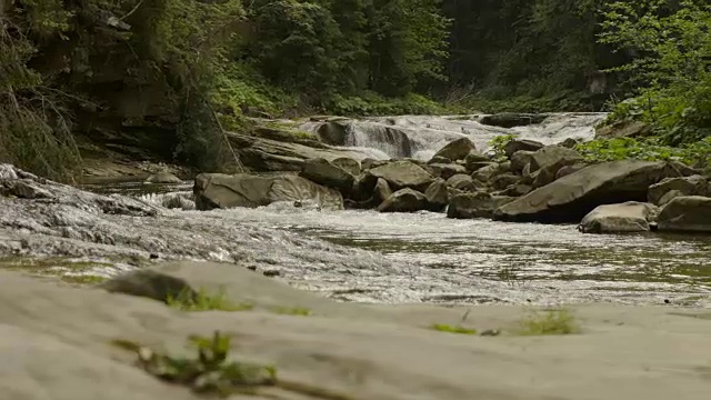 峡谷中的山间河流视频素材