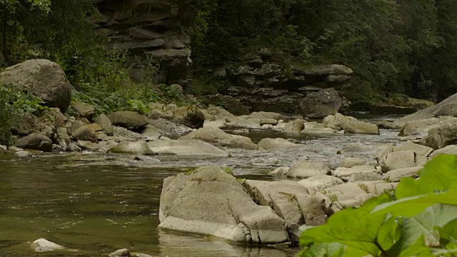 峡谷中的山间河流视频素材