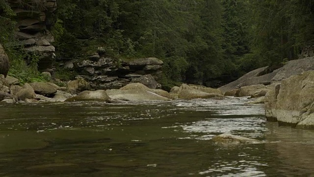 峡谷中的山间河流视频素材