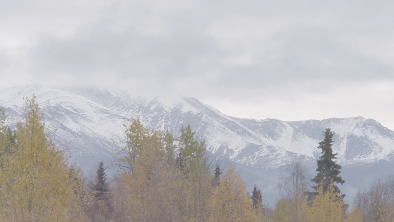 雪山和移动的云的时间流逝视频素材