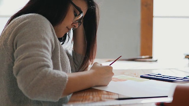 年轻的学生准备上艺术学校视频素材