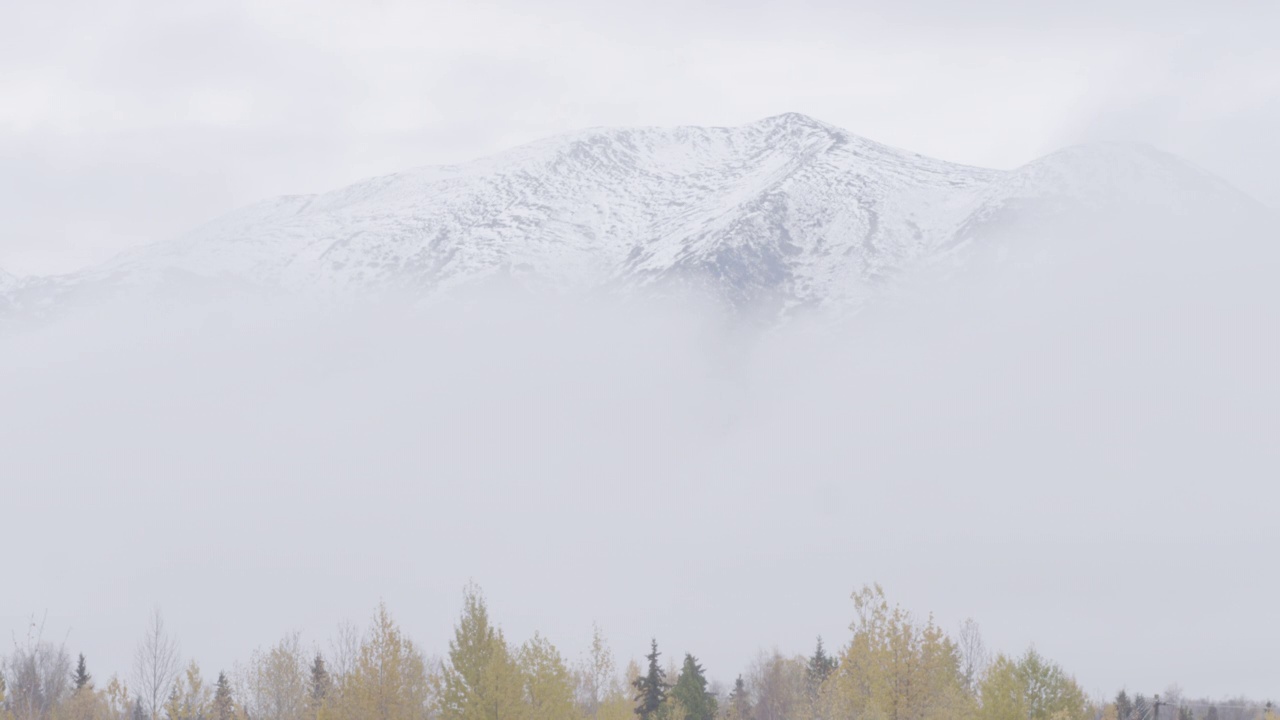 阿拉斯加的雪山被云覆盖视频素材