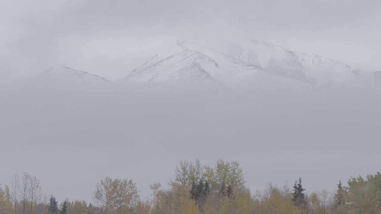 雪山和移动的云的时间流逝视频素材