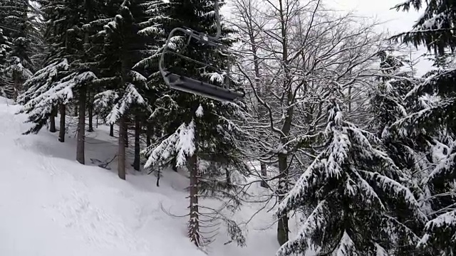 森林里空的滑雪缆车视频素材