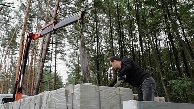 在工地卸砖。视频素材