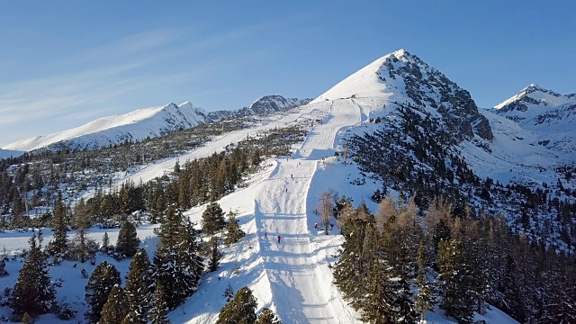 在高塔特拉斯山，斯洛伐克的滑雪者滑雪斜坡上的鸟瞰图。原始的原始日志格式。视频素材