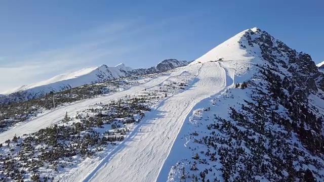 在高塔特拉斯山，斯洛伐克的滑雪者滑雪斜坡上的鸟瞰图。视频素材