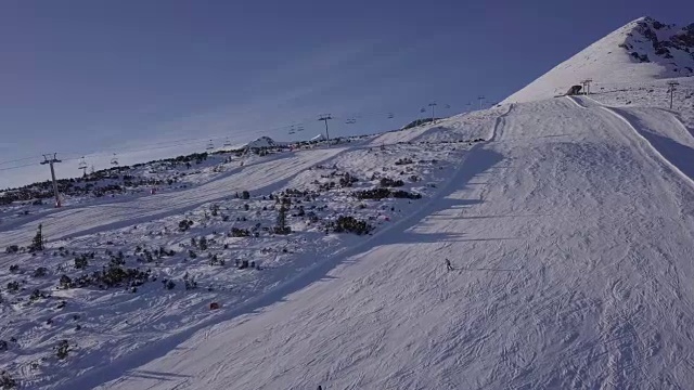 在高塔特拉斯山，斯洛伐克的滑雪者滑雪斜坡上的鸟瞰图。原始的原始日志格式。视频素材