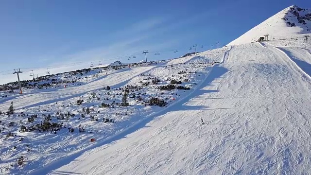 在高塔特拉斯山，斯洛伐克的滑雪者滑雪斜坡上的鸟瞰图。视频素材