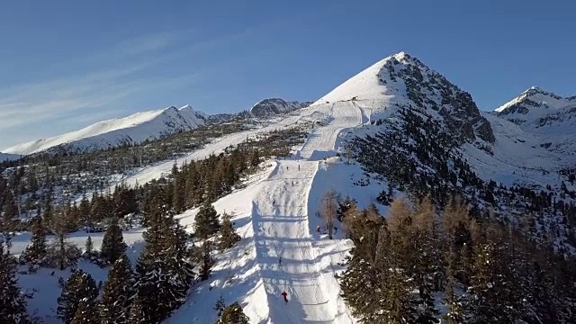 在高塔特拉斯山，斯洛伐克的滑雪者滑雪斜坡上的鸟瞰图。视频素材