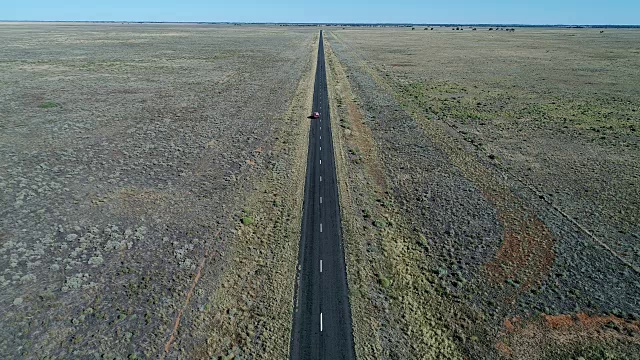 4k空中汽车在内陆黑色道路上行驶视频素材