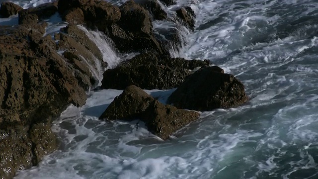 海浪撞击岩石视频素材