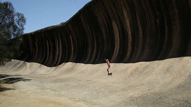 波岩石徒步旅行视频素材