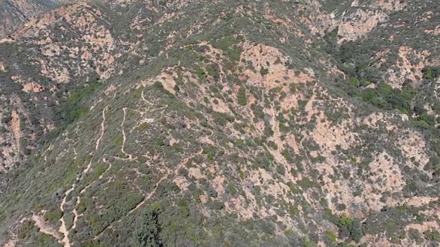 空中无人机拍摄俯瞰圣加布里埃尔山脉和横扫一个受欢迎的徒步旅行目的地在阿尔塔迪纳回声山，帕萨迪纳，加利福尼亚州视频素材