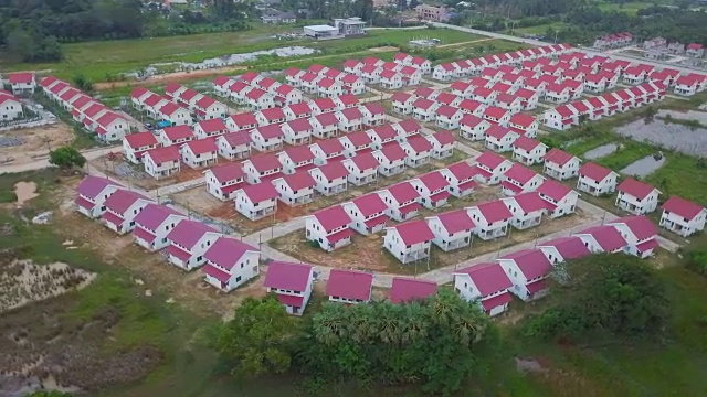 住宅区在建房屋和树木的天线视频素材