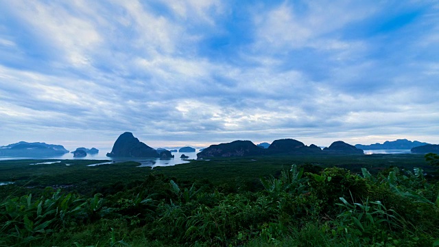 美丽的日落或日出在山和热带海洋，4K时间的推移视频素材