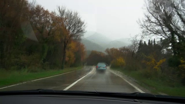 内景驾驶汽车在混凝土道路上旅行的自然度假。视频素材