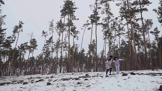 年轻的运动员冬天在滑山上跑步视频素材