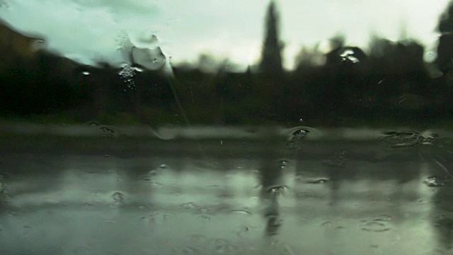 透过汽车挡风玻璃的道路视图与雨滴视频素材