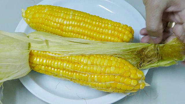皮烤玉米视频素材
