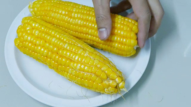 皮烤玉米视频素材