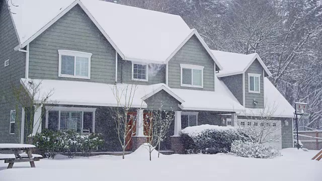 暴风雪中的房屋外观视频素材