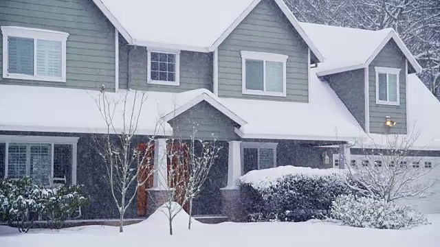 暴风雪中的房屋外观视频素材