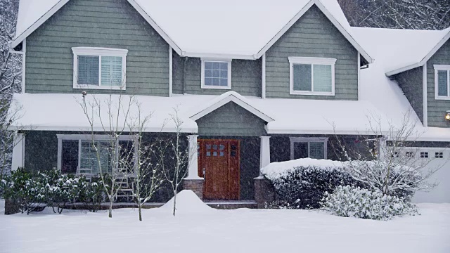 暴风雪中的房屋外观视频素材