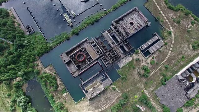 核电站废弃建筑工地的天线视频素材