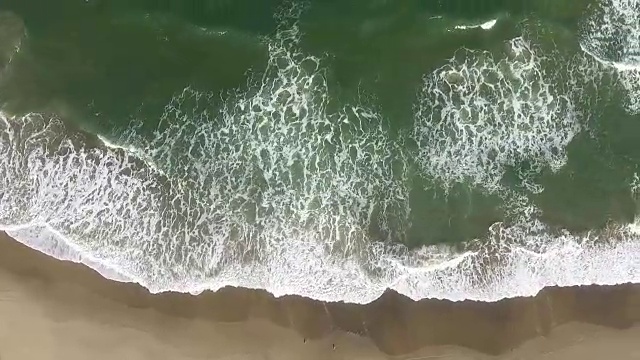 海浪撞击海滩视频素材