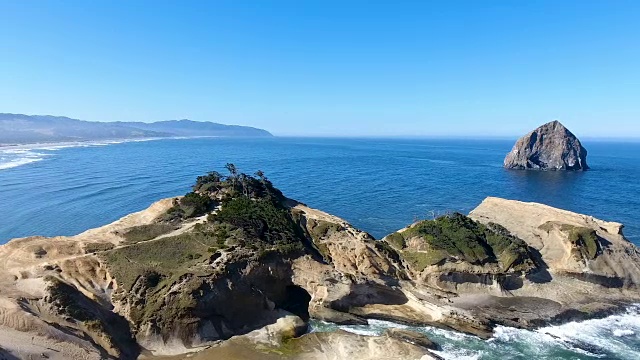 太平洋海岸干草堆岩海岸线视频素材