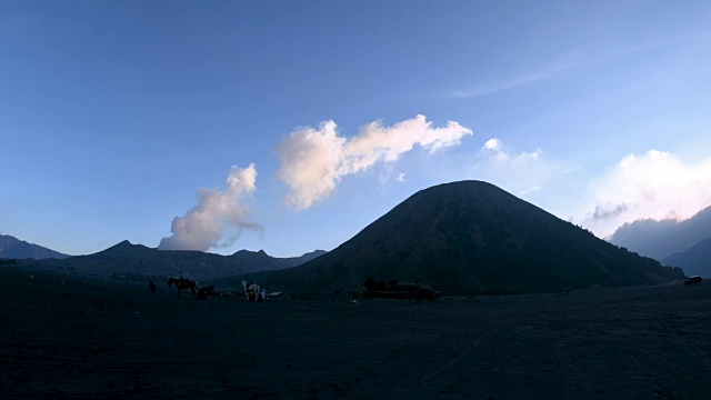 位于印度尼西亚爪哇的吸烟活火山布罗莫火山。视频素材