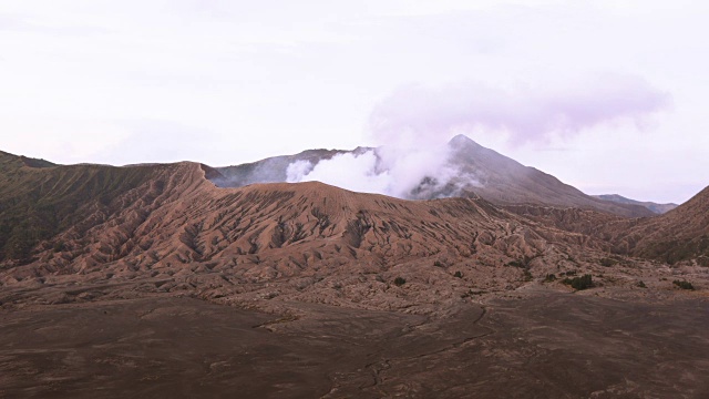 位于印度尼西亚爪哇的吸烟活火山布罗莫火山视频素材